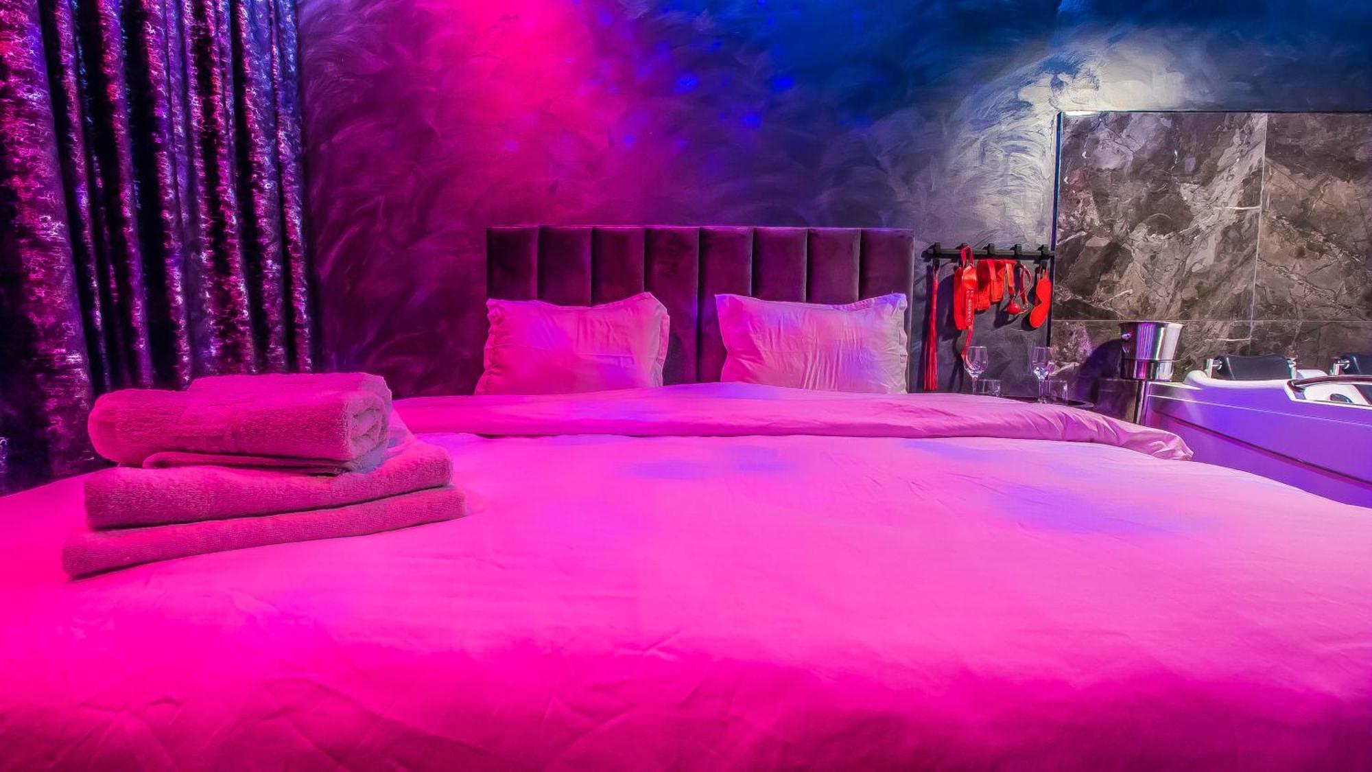 Red Room Hotel love *