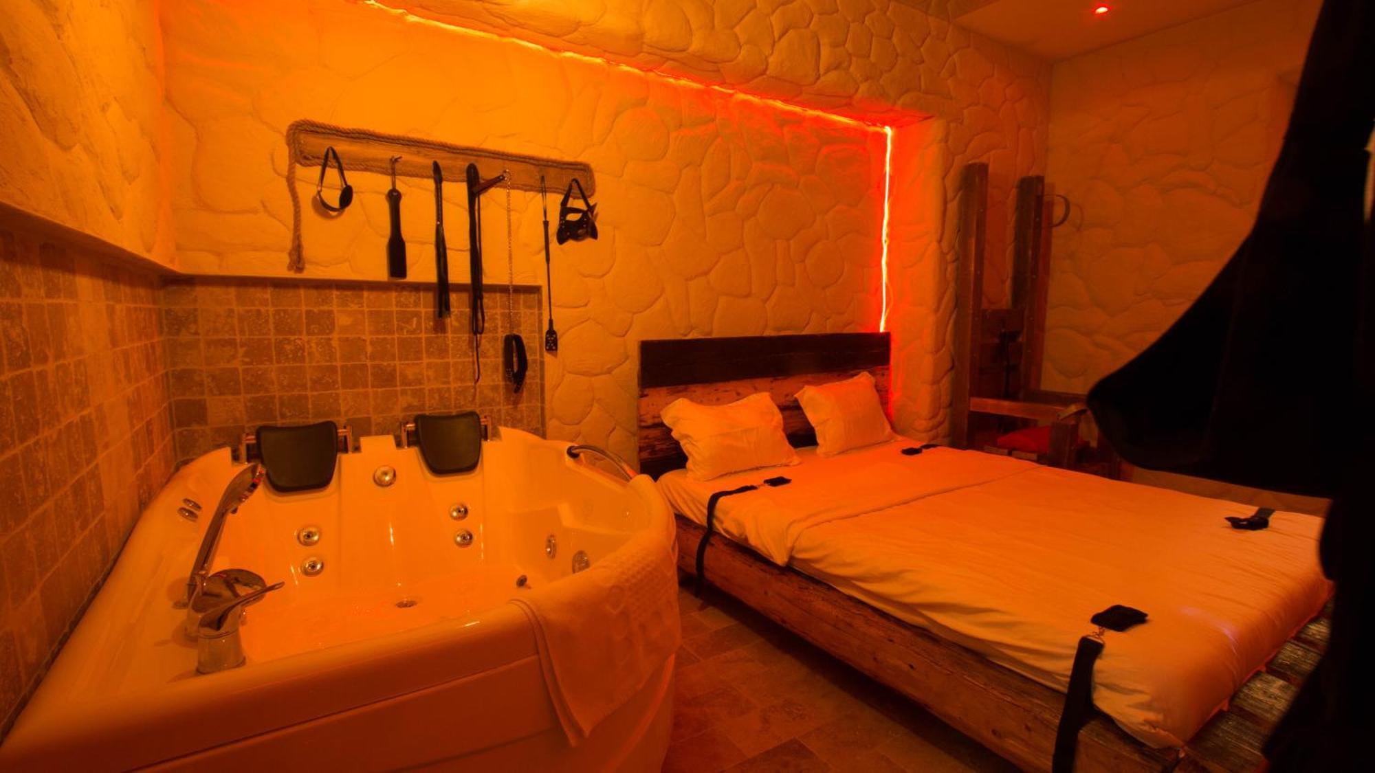 Red Room Hotel love