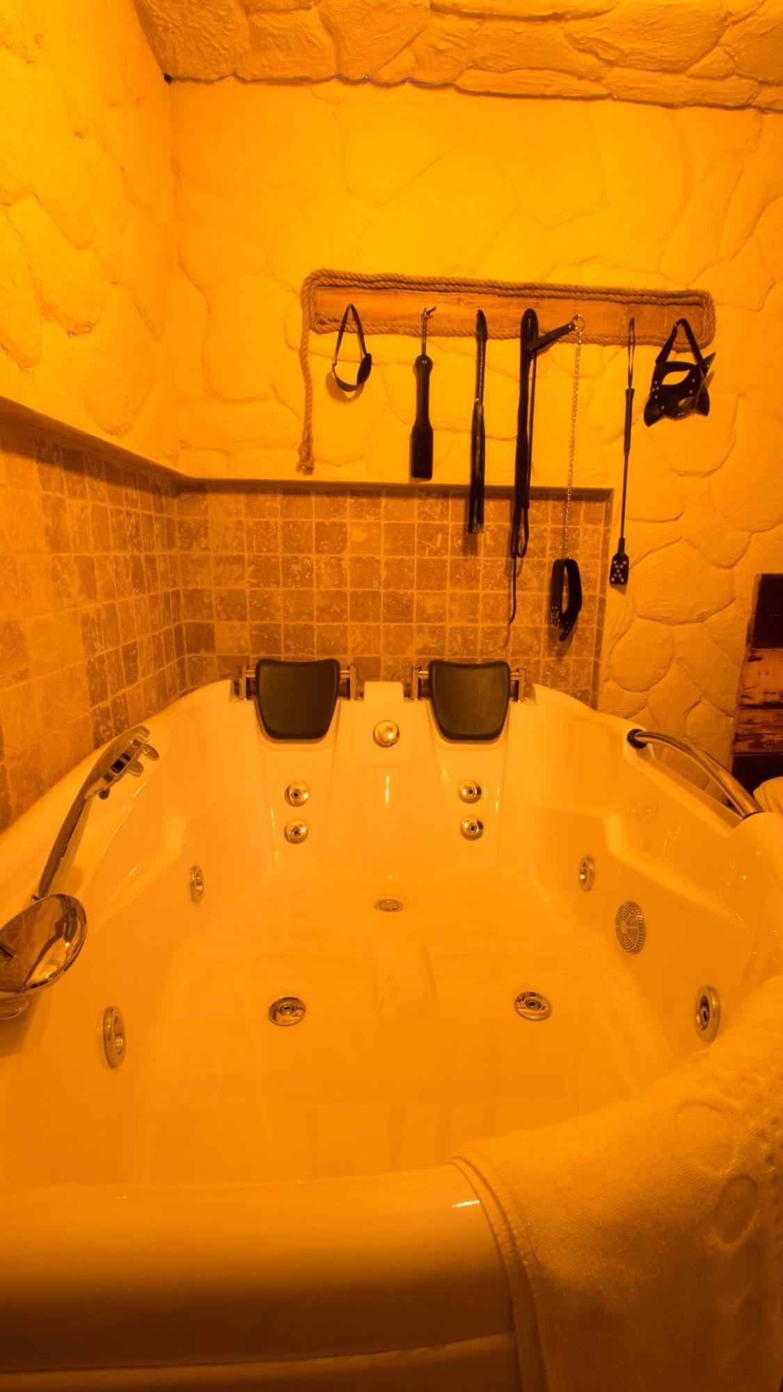Red Room Love hotel