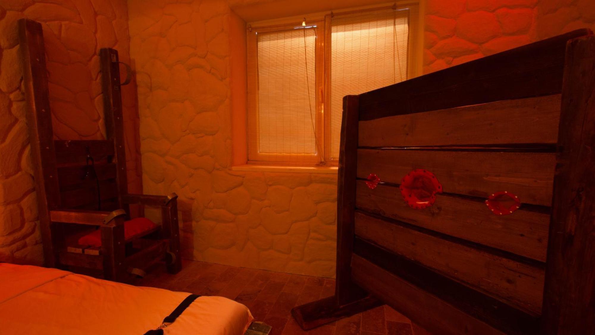 Love hotel Red Room